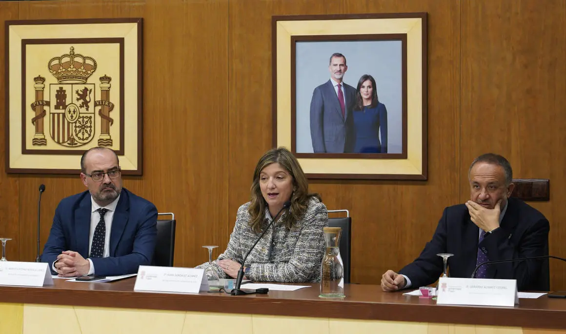 La rectora de la ULE, Nur&iacute;a Gonz&aacute;lez, junto al presidente de la Diputaci&oacute;n de Le&oacute;n, Gerardo &Aacute;lvarez Courel (D), y el alcalde de Ponferrada, Marco Morala (I), durante la inauguraci&oacute;n del AgentCamp en el Campus de Ponferrada