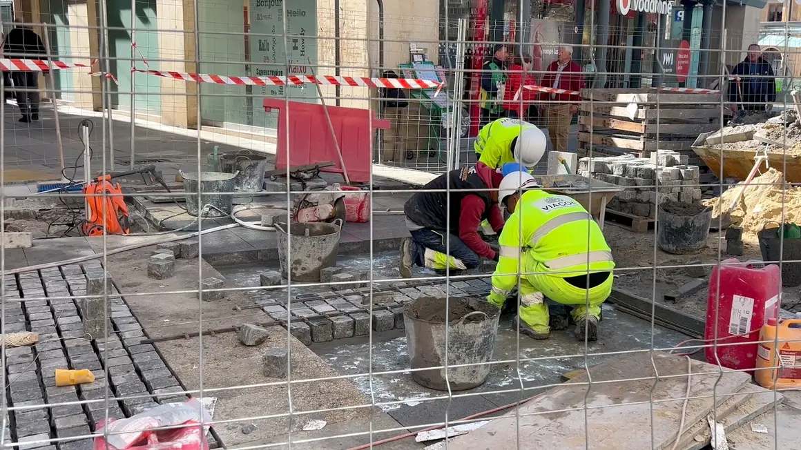 La ciudad de Le&oacute;n apura los trabajos en la calle Ancha para garantizar el paso de las procesiones de Semana Santa, en especial el del tradicional cortejo de la Morenica en el Viernes de Dolores. El compromiso municipal, acordado antes del inicio de las obras a finales de enero, establece que la intervenci&oacute;n se detendr&aacute; durante estas fechas. Fotos: Luc&iacute;a Ramajo
