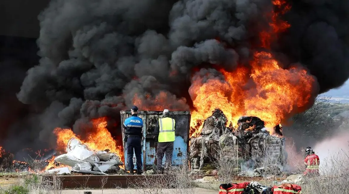 Declarado el nivel 1 del Plancal el incendio originado esta madrugada en una nave de caucho y pl&aacute;sticos de La Ba&ntilde;eza. Fotos: Campillo