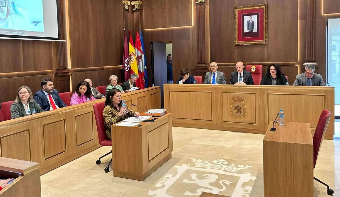 El pleno municipal del Ayuntamiento de Le&oacute;n ha regresado este viernes a San Marcelo. Nueva imagen y nuevo dise&ntilde;o institucional de estreno en el pleno extraordinario. Fotos: AytoLe&oacute;n