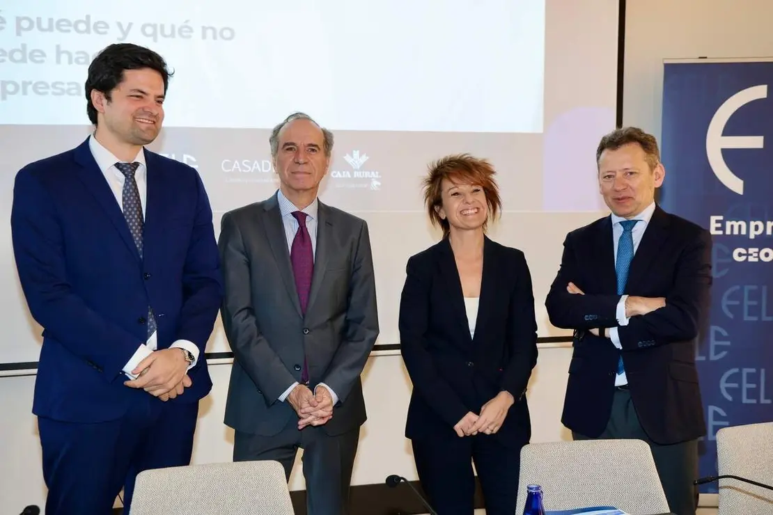 El presidente de la Federaci&oacute;n Leonesa de Empresarios, Juan Mar&iacute;a Vallejo, y el socio codirector de Casadeley, Diego San Mart&iacute;n, atienden a los medios antes del inicio de la jornada &lsquo;Absentismo 2026: qu&eacute; puede y qu&eacute; no puede hacer la empresa&rsquo;