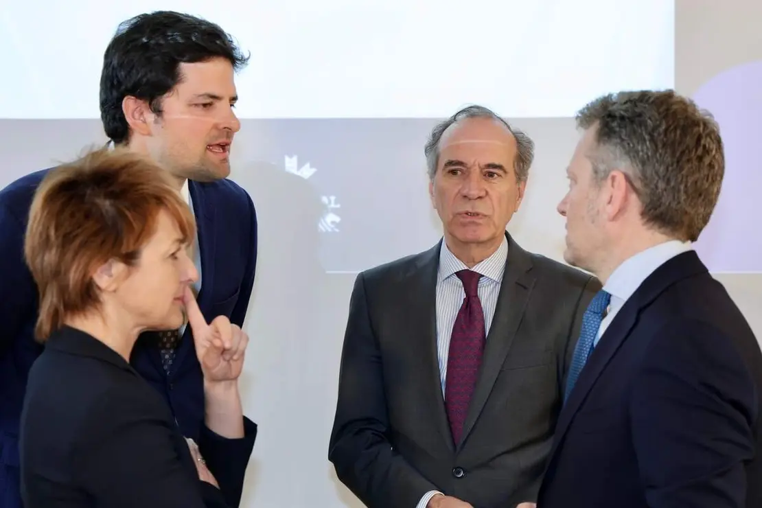 El presidente de la Federaci&oacute;n Leonesa de Empresarios, Juan Mar&iacute;a Vallejo, y el socio codirector de Casadeley, Diego San Mart&iacute;n, atienden a los medios antes del inicio de la jornada &lsquo;Absentismo 2026: qu&eacute; puede y qu&eacute; no puede hacer la empresa&rsquo;