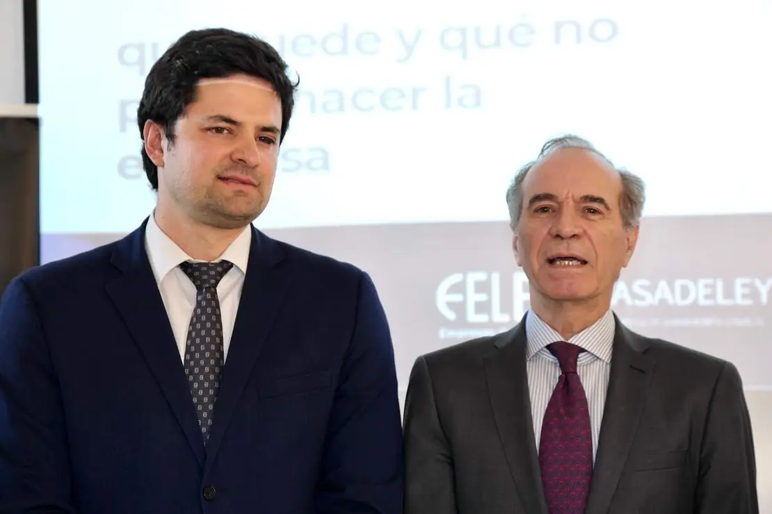 El presidente de la Federaci&oacute;n Leonesa de Empresarios, Juan Mar&iacute;a Vallejo, y el socio codirector de Casadeley, Diego San Mart&iacute;n, atienden a los medios antes del inicio de la jornada &lsquo;Absentismo 2026: qu&eacute; puede y qu&eacute; no puede hacer la empresa&rsquo;