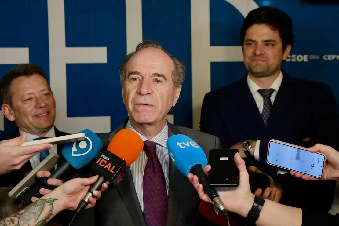 El presidente de la Federaci&oacute;n Leonesa de Empresarios, Juan Mar&iacute;a Vallejo, y el socio codirector de Casadeley, Diego San Mart&iacute;n, atienden a los medios antes del inicio de la jornada &lsquo;Absentismo 2026: qu&eacute; puede y qu&eacute; no puede hacer la empresa&rsquo;