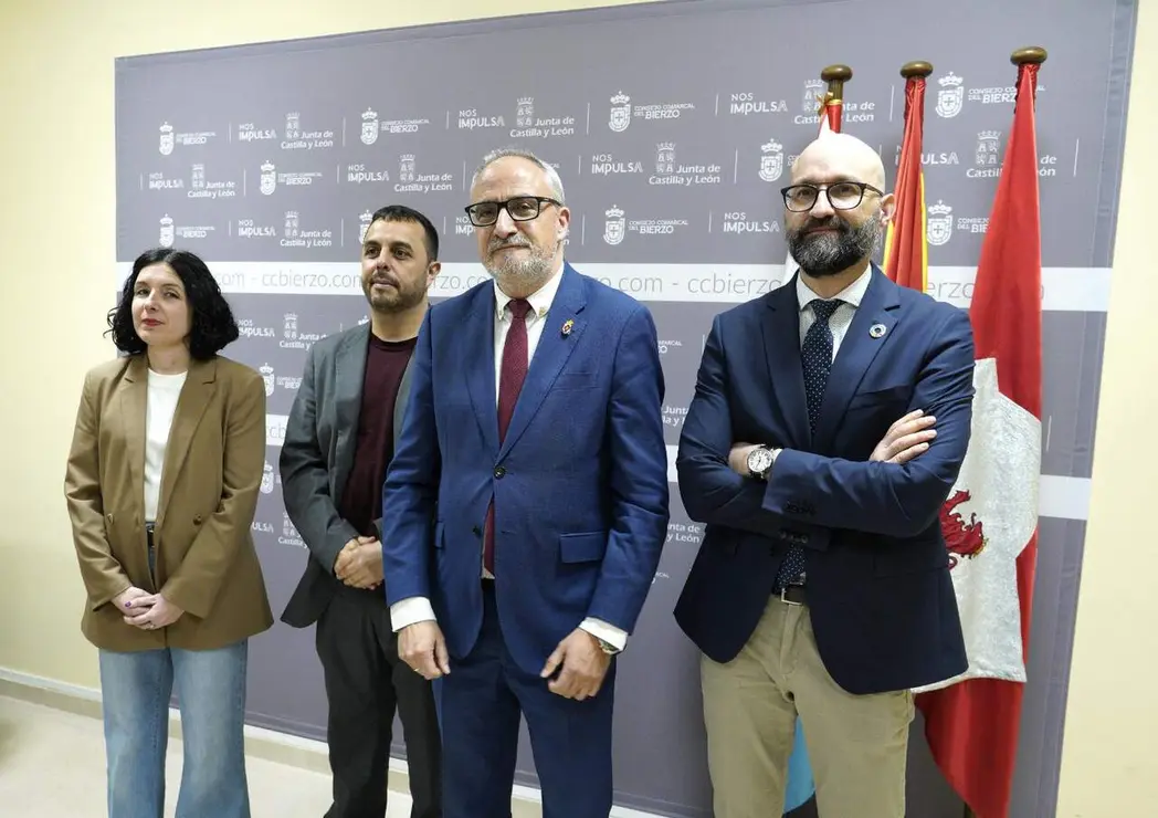 El director general de la Agenda 2030 del Ministerio de Derechos Sociales, Consumo y Agenda 2030, David Perejil (2I), junto al presidente del Consejo Comarcal del Bierzo, Olegario Ram&oacute;n (2D), el subdelegado del Gobierno en Le&oacute;n, H&eacute;ctor Al&aacute;iz (D), y la consejera de Formaci&oacute;n, Empleo y Agenda 2030 del Consejo Comarcal, Laura Fern&aacute;ndez, durante la presentaci&oacute;n del proyecto 'Territorio Azul'. Foto: C&eacute;sar S&aacute;nchez