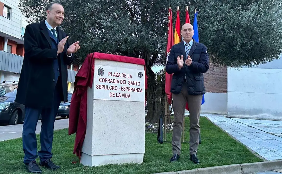 La ciudad de Le&oacute;n cuenta desde este viernes con un nuevo enclave dedicado a su tradici&oacute;n cofrade. El Ayuntamiento ha inaugurado la plaza de la Cofrad&iacute;a del Santo Sepulcro - Esperanza de la Vida, situada en la calle Santos Olivera, frente a la parroquia de San Froil&aacute;n. Fotos: AytoLe&oacute;n / PP AytoLeon