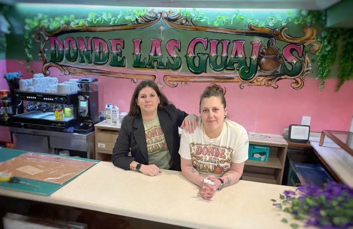 Las hermanas Olga y Sara Macho Vargas impulsan el bar 'Donde las guajas' en Puente Almuhey que mezcla tradici&oacute;n, creatividad y dinamizaci&oacute;n rural.