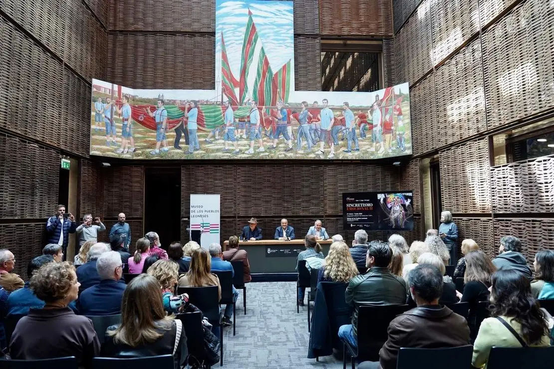 El presidente de la Diputaci&oacute;n de Le&oacute;n, Gerardo &Aacute;lvarez Courel, inaugura la exposici&oacute;n &lsquo;Sincretismo emocional II&rsquo; e informa sobre nuevas acciones del Museo de los Pueblos Leoneses
