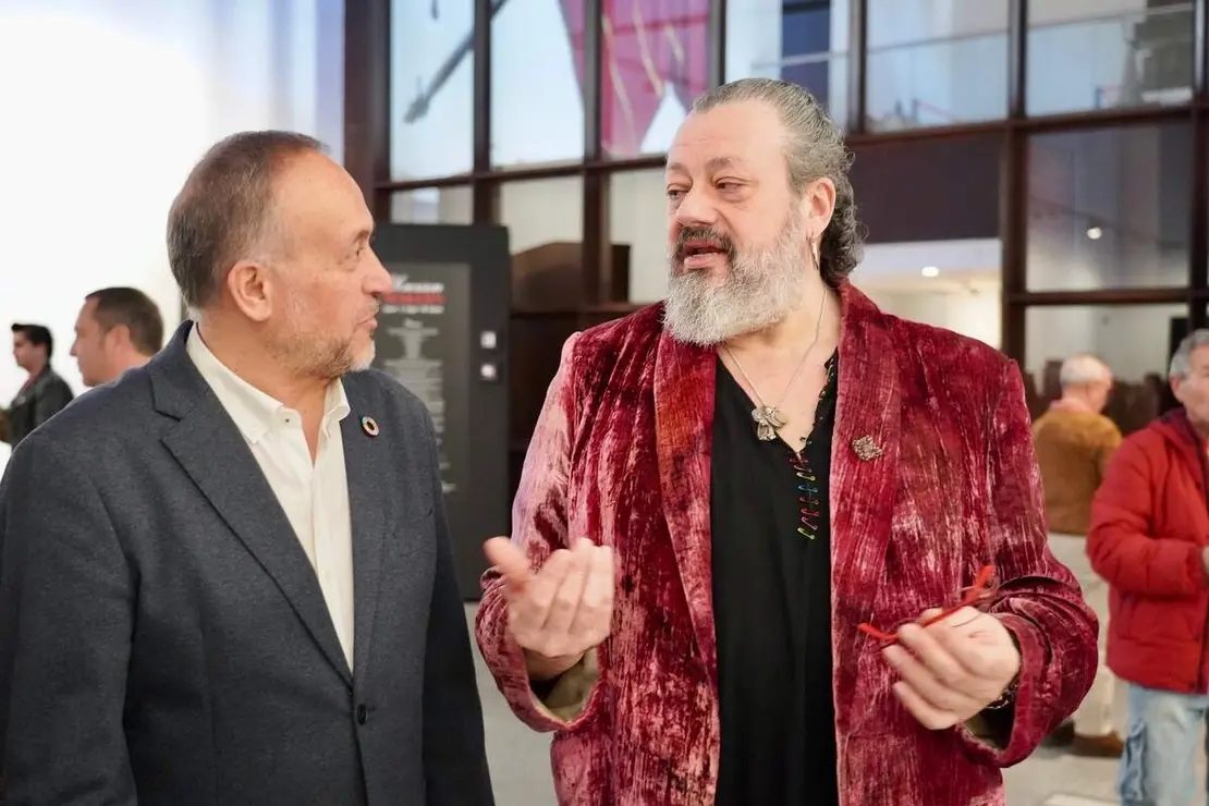 El presidente de la Diputaci&oacute;n de Le&oacute;n, Gerardo &Aacute;lvarez Courel, inaugura la exposici&oacute;n &lsquo;Sincretismo emocional II&rsquo; e informa sobre nuevas acciones del Museo de los Pueblos Leoneses