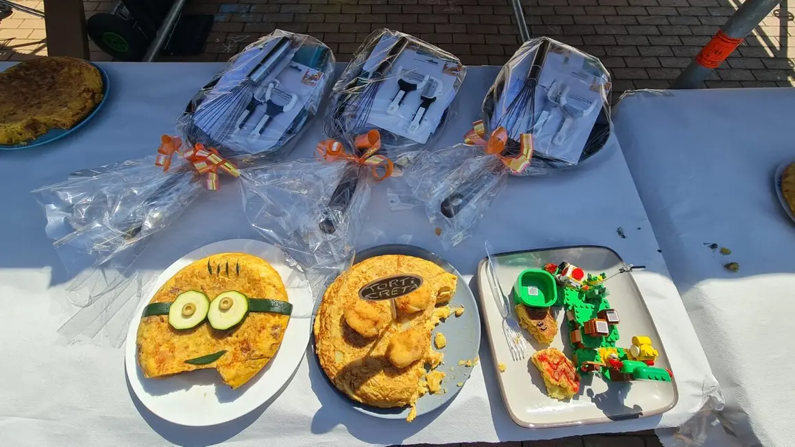 La Lastra celebra su s&aacute;bado tortillero con sabor, premios y convivencia. Quince participantes llenan de ambiente la Plaza C&aacute;mara de Comercio en una jornada festiva y con buen nivel 'tortillero'.