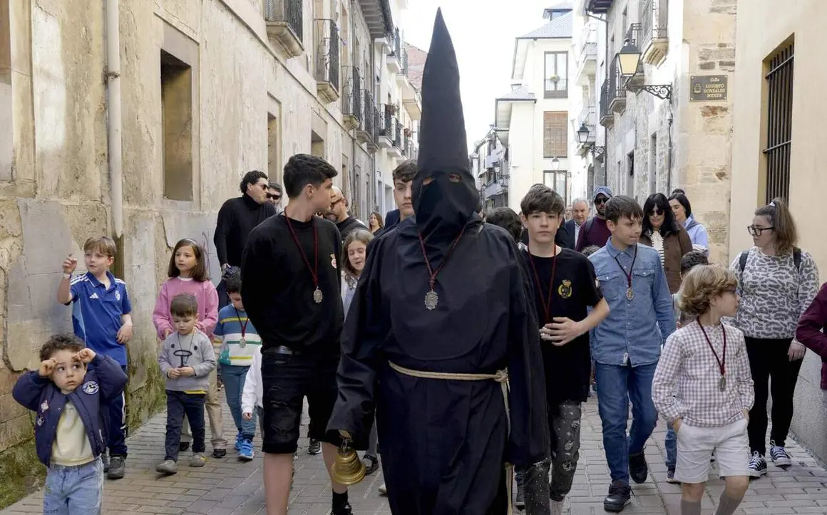 A las 16.30 horas de la tarde, fiel a su cita, el Nazareno Lambri&oacute;n Chupacandiles volvi&oacute; a salir por la puerta de la Bas&iacute;lica de la Encina de Ponferrada para hacer su habitual recorrido anunciando la llegada de la Semana Santa a la capital berciana. Fotos: C&eacute;sar S&aacute;nchez