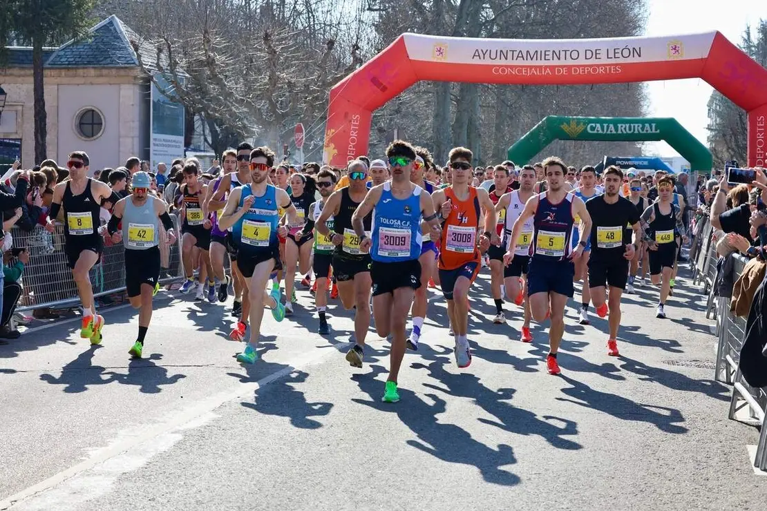 Salida de la XVI edici&oacute;n de la Media Marat&oacute;n de Le&oacute;n y la Carrera 5K , a las que acude el alcalde de la ciudad, Jos&eacute; Antonio Diez