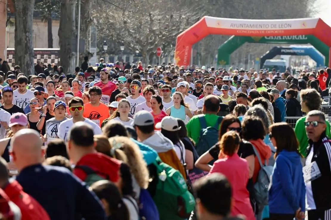 Salida de la XVI edici&oacute;n de la Media Marat&oacute;n de Le&oacute;n y la Carrera 5K , a las que acude el alcalde de la ciudad, Jos&eacute; Antonio Diez