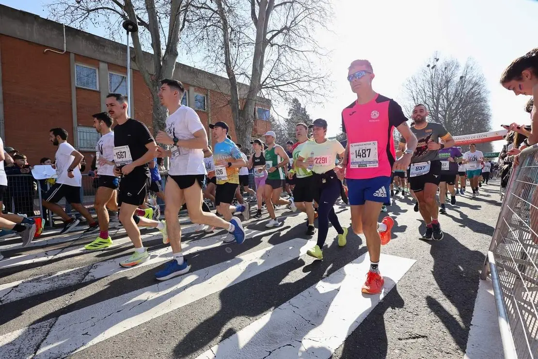 Salida de la XVI edici&oacute;n de la Media Marat&oacute;n de Le&oacute;n y la Carrera 5K , a las que acude el alcalde de la ciudad, Jos&eacute; Antonio Diez