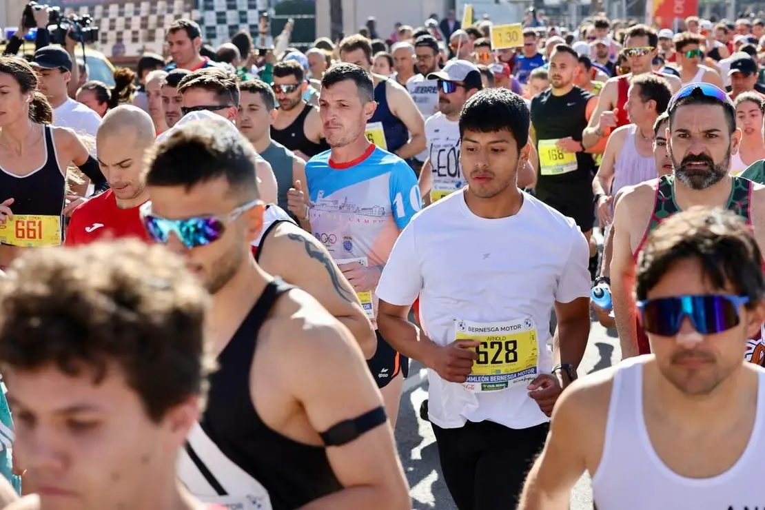 Salida de la XVI edici&oacute;n de la Media Marat&oacute;n de Le&oacute;n y la Carrera 5K , a las que acude el alcalde de la ciudad, Jos&eacute; Antonio Diez