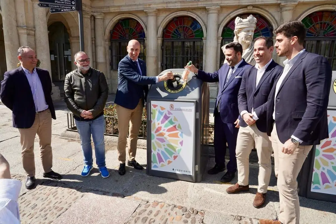 El alcalde de Le&oacute;n, Jos&eacute; Antonio Diez, presenta el Plan Integral Le&oacute;n Recicla Vidrio junto al subdirector de la zona centro-norte de Ecovidrio, Ricardo Sevilla, y el presidente de la Asociaci&oacute;n de Hosteler&iacute;a de Le&oacute;n, &Oacute;scar Garc&iacute;a