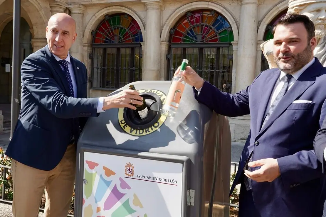 El alcalde de Le&oacute;n, Jos&eacute; Antonio Diez, presenta el Plan Integral Le&oacute;n Recicla Vidrio junto al subdirector de la zona centro-norte de Ecovidrio, Ricardo Sevilla, y el presidente de la Asociaci&oacute;n de Hosteler&iacute;a de Le&oacute;n, &Oacute;scar Garc&iacute;a