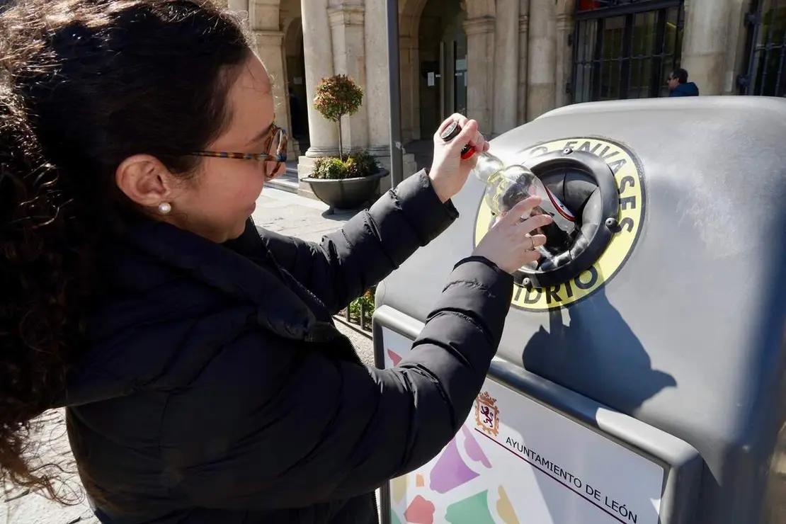El alcalde de Le&oacute;n, Jos&eacute; Antonio Diez, presenta el Plan Integral Le&oacute;n Recicla Vidrio junto al subdirector de la zona centro-norte de Ecovidrio, Ricardo Sevilla, y el presidente de la Asociaci&oacute;n de Hosteler&iacute;a de Le&oacute;n, &Oacute;scar Garc&iacute;a