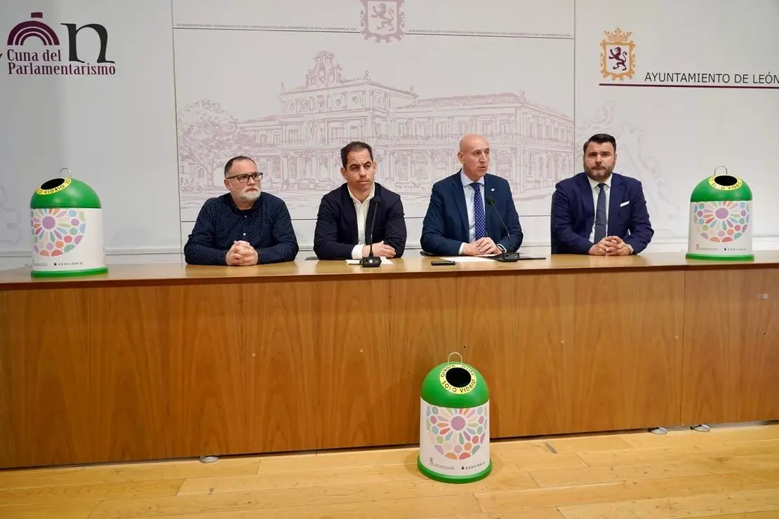 El alcalde de Le&oacute;n, Jos&eacute; Antonio Diez, presenta el Plan Integral Le&oacute;n Recicla Vidrio junto al subdirector de la zona centro-norte de Ecovidrio, Ricardo Sevilla, y el presidente de la Asociaci&oacute;n de Hosteler&iacute;a de Le&oacute;n, &Oacute;scar Garc&iacute;a