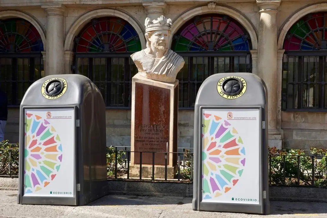 El alcalde de Le&oacute;n, Jos&eacute; Antonio Diez, presenta el Plan Integral Le&oacute;n Recicla Vidrio junto al subdirector de la zona centro-norte de Ecovidrio, Ricardo Sevilla, y el presidente de la Asociaci&oacute;n de Hosteler&iacute;a de Le&oacute;n, &Oacute;scar Garc&iacute;a