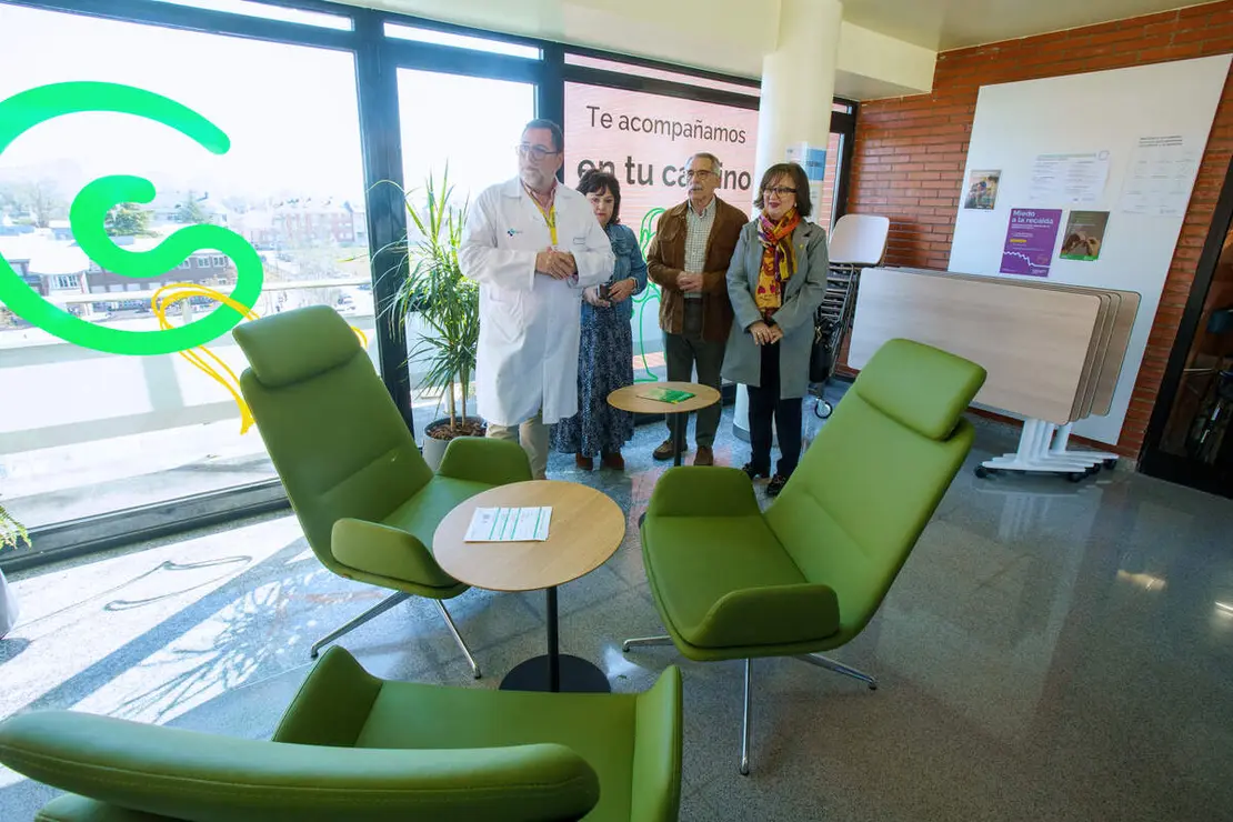 El gerente de la Gerencia de Asistencia Sanitaria del Bierzo, Juan Ortiz de Saracho (2I), junto al presidente de la Asociaci&oacute;n Espa&ntilde;ola Contra el C&aacute;ncer en Le&oacute;n, Estanislao de Luis (2D), la presidenta de la Asociaci&oacute;n Espa&ntilde;ola Contra el C&aacute;ncer de Ponferrada, Mar&iacute;a &Aacute;ngeles Mart&iacute;n (D), y la directora de Gesti&oacute;n y Servicios Generales en la Gerencia de Asistencia Sanitaria del Bierzo, Sara Alonso (I), durante la inauguraci&oacute;n de la Sala de Respiro de Oncohematolog&iacute;a del Hospital de El Bierzo