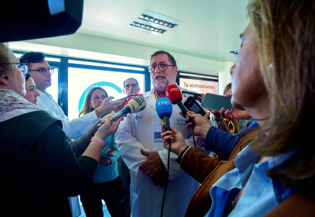 El gerente de la Gerencia de Asistencia Sanitaria del Bierzo, Juan Ortiz de Saracho (2I), junto al presidente de la Asociaci&oacute;n Espa&ntilde;ola Contra el C&aacute;ncer en Le&oacute;n, Estanislao de Luis (2D), la presidenta de la Asociaci&oacute;n Espa&ntilde;ola Contra el C&aacute;ncer de Ponferrada, Mar&iacute;a &Aacute;ngeles Mart&iacute;n (D), y la directora de Gesti&oacute;n y Servicios Generales en la Gerencia de Asistencia Sanitaria del Bierzo, Sara Alonso (I), durante la inauguraci&oacute;n de la Sala de Respiro de Oncohematolog&iacute;a del Hospital de El Bierzo