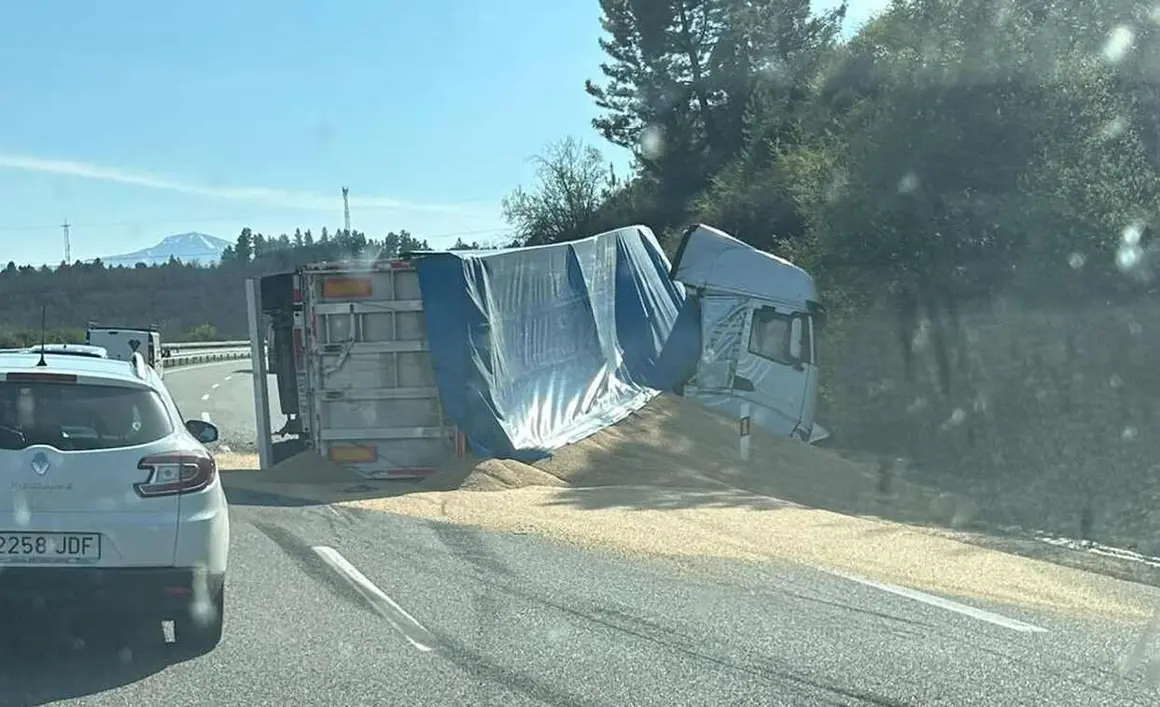 Un cami&oacute;n se vio implicado este lunes en un accidente en la autov&iacute;a A-6 a su paso por el t&eacute;rmino municipal de Congosto. El suceso tuvo lugar a las 16:20 horas, seg&uacute;n la informaci&oacute;n facilitada por el servicio de emergencias 112.