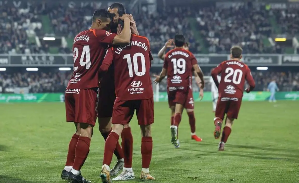 Un penalti en el &uacute;ltimo minuto de Chac&oacute;n permite al equipo leon&eacute;s sobrevivir ante un Castell&oacute;n superior por momentos y seguir so&ntilde;ando con una milagrosa salvaci&oacute;n