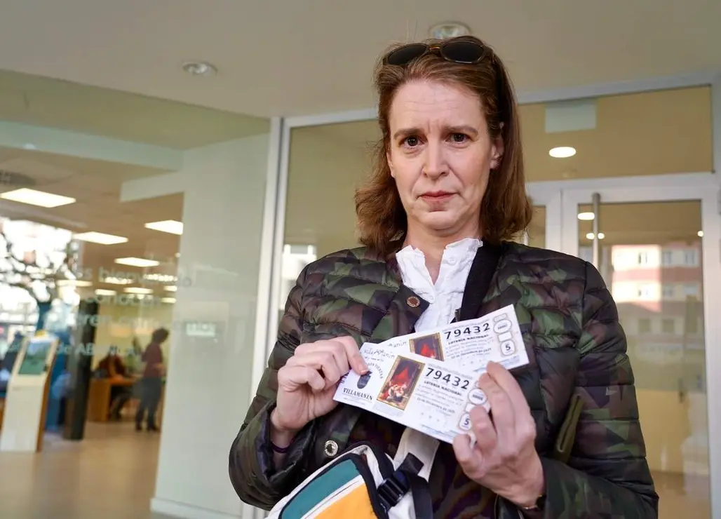 Los agraciados con el Gordo de la Loter&iacute;a de Navidad de Villaman&iacute;n acuden a cobrar el premio&nbsp;