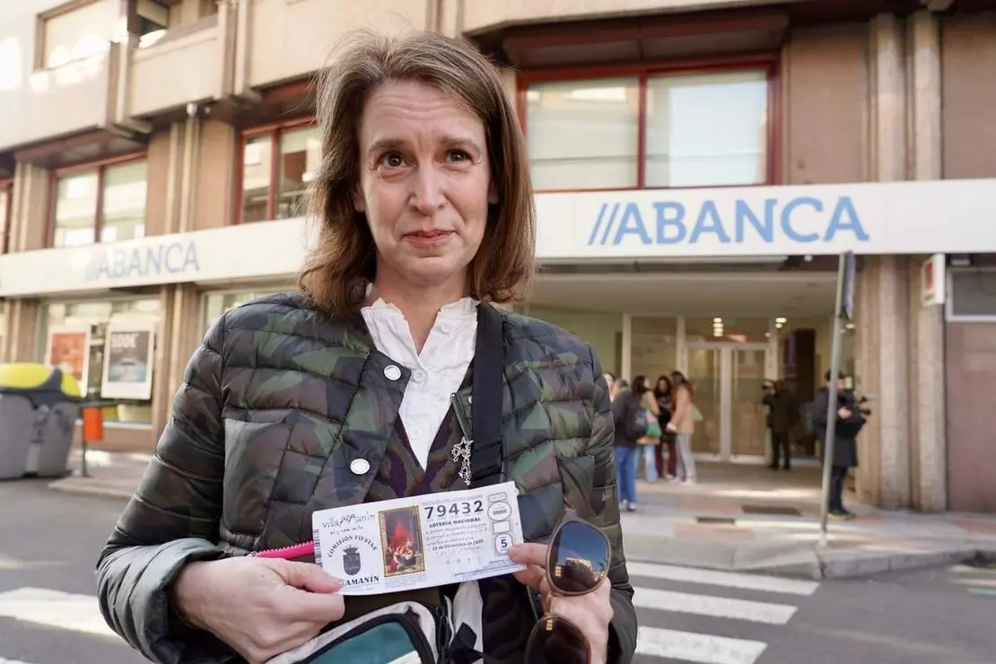 Los agraciados con el Gordo de la Loter&iacute;a de Navidad de Villaman&iacute;n acuden a cobrar el premio&nbsp;