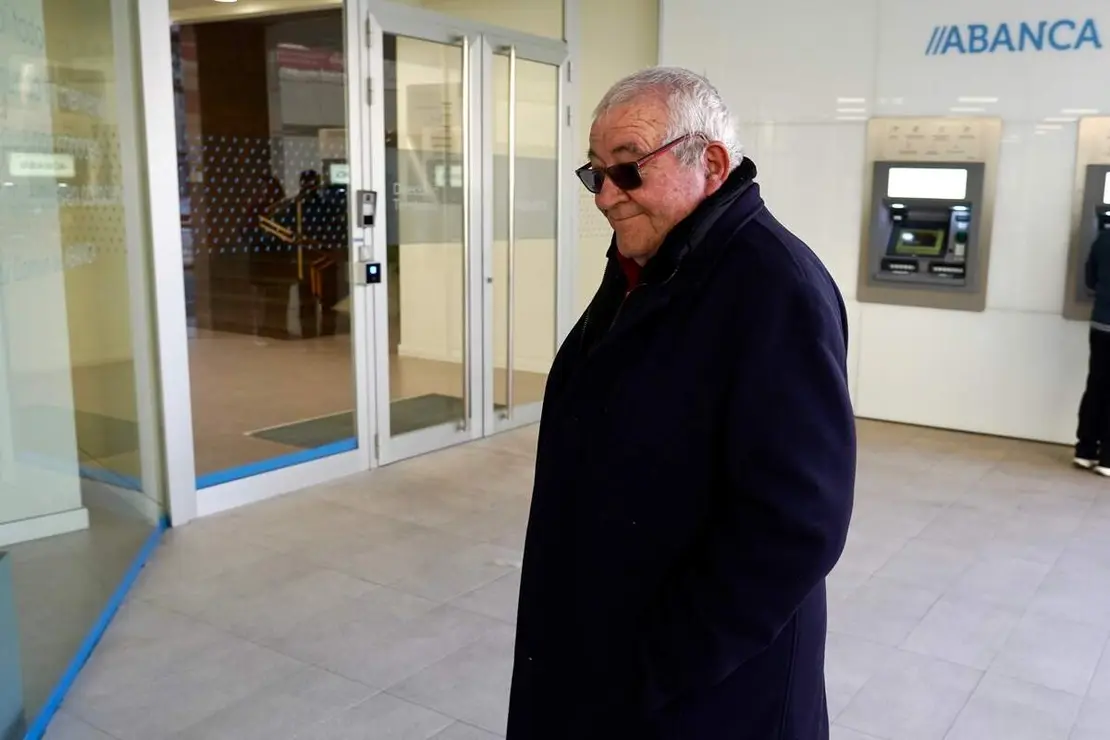 Los agraciados con el Gordo de la Loter&iacute;a de Navidad de Villaman&iacute;n acuden a cobrar el premio&nbsp;