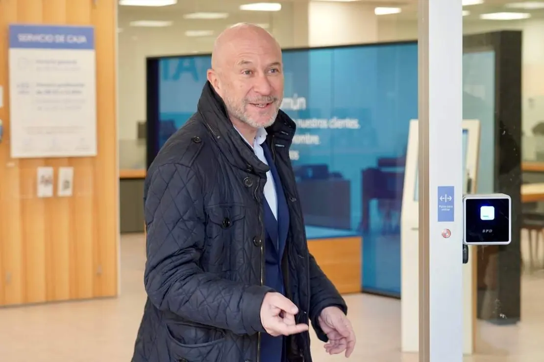 Los agraciados con el Gordo de la Loter&iacute;a de Navidad de Villaman&iacute;n acuden a cobrar el premio&nbsp;