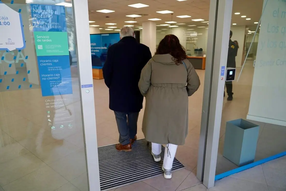 Los agraciados con el Gordo de la Loter&iacute;a de Navidad de Villaman&iacute;n acuden a cobrar el premio&nbsp;