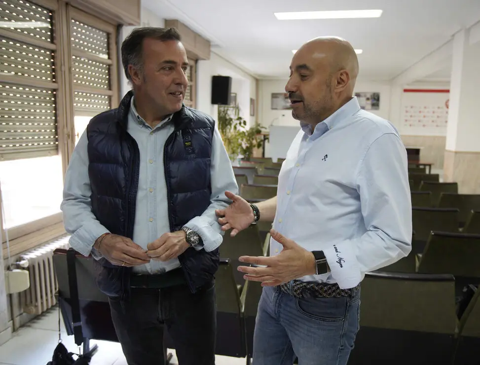 El secretario general de UGT Castilla y Le&oacute;n, &Oacute;scar Lobo (I), junto al secretario general de UGT Bierzo, Omar Rodr&iacute;guez (D), durante el Comit&eacute; Constituyente de UGT Bierzo