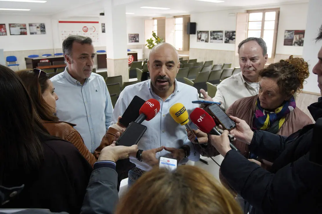 El secretario general de UGT Castilla y Le&oacute;n, &Oacute;scar Lobo (I), junto al secretario general de UGT Bierzo, Omar Rodr&iacute;guez (D), durante el Comit&eacute; Constituyente de UGT Bierzo