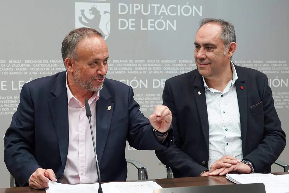 El presidente de la Diputaci&oacute;n de Le&oacute;n, Gerardo &Aacute;lvarez Courel, y el vicepresidente Valent&iacute;n Mart&iacute;nez ofrecen una rueda de prensa sobre varios de los asuntos que se debatir&aacute;n en el pleno ordinario de este mes de marzo. Foto: Campillo.
