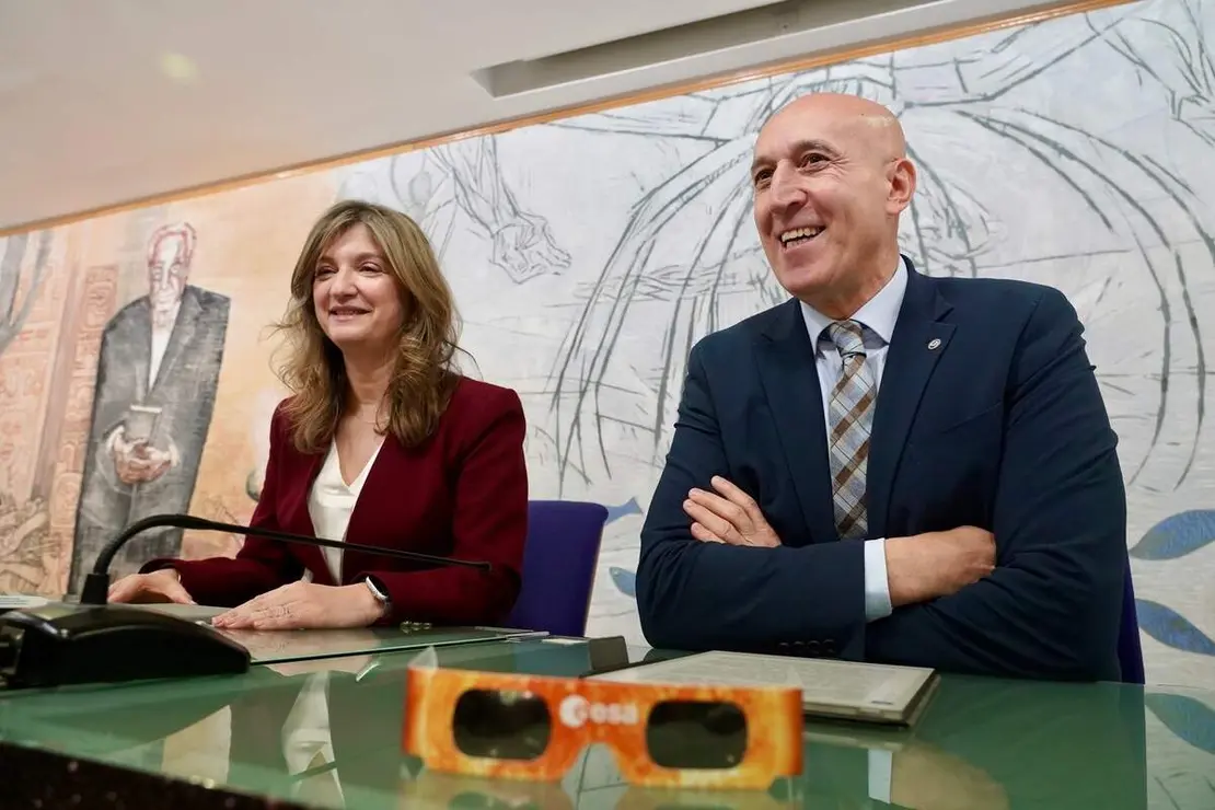 La rectora de la Universidad de Le&oacute;n, Nuria Gonz&aacute;lez, y el alcalde de Le&oacute;n, Jos&eacute; Antonio Diez, presentan una actividad conjunta ciudadana que desarrollar&aacute;n ambas instituciones