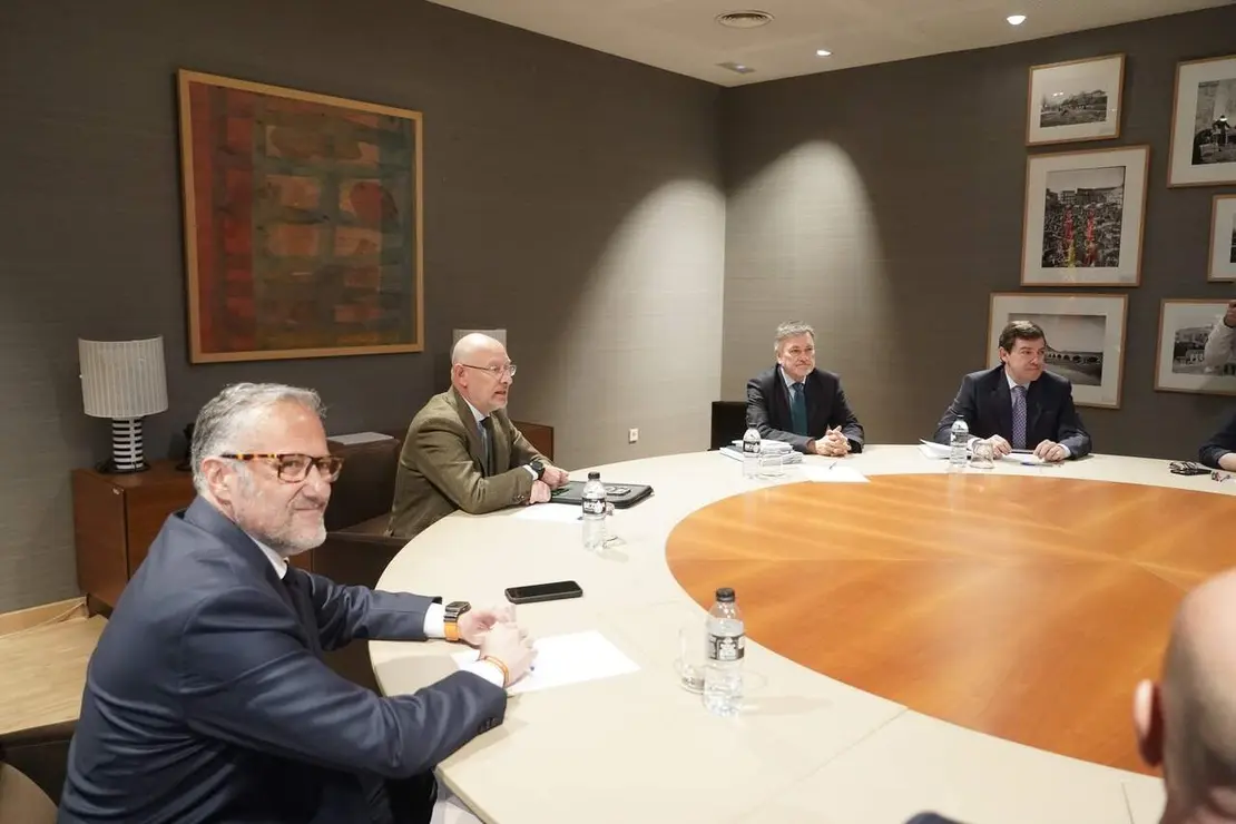El presidente del PP de Castilla y Le&oacute;n, Alfonso Fern&aacute;ndez Ma&ntilde;ueco, acompa&ntilde;ado por miembros de su formaci&oacute;n, se re&uacute;ne con el candidato de Vox, Carlos Poll&aacute;n, y otros dirigentes de este partido, tras las pasadas elecciones auton&oacute;micas.