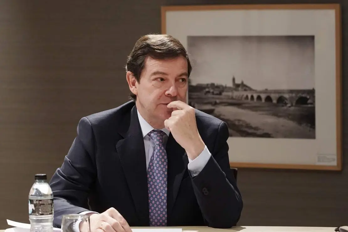 El presidente del PP de Castilla y Le&oacute;n, Alfonso Fern&aacute;ndez Ma&ntilde;ueco, acompa&ntilde;ado por miembros de su formaci&oacute;n, se re&uacute;ne con el candidato de Vox, Carlos Poll&aacute;n, y otros dirigentes de este partido, tras las pasadas elecciones auton&oacute;micas.