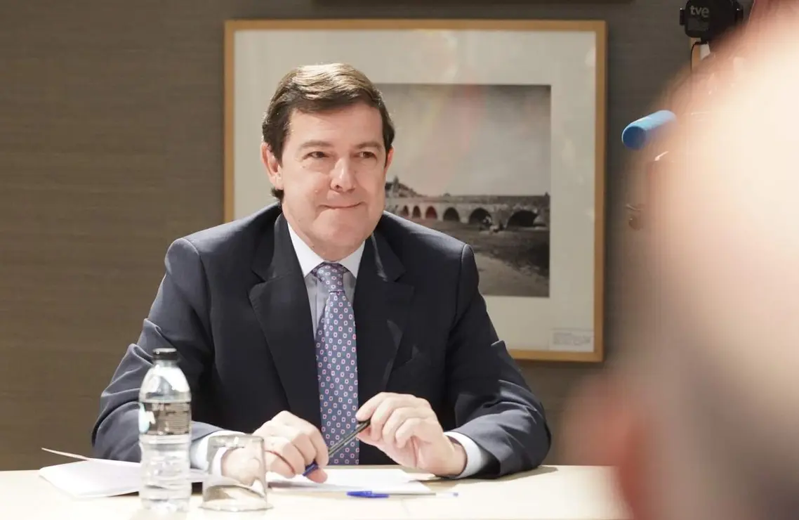 El presidente del PP de Castilla y Le&oacute;n, Alfonso Fern&aacute;ndez Ma&ntilde;ueco, acompa&ntilde;ado por miembros de su formaci&oacute;n, se re&uacute;ne con el candidato de Vox, Carlos Poll&aacute;n, y otros dirigentes de este partido, tras las pasadas elecciones auton&oacute;micas.