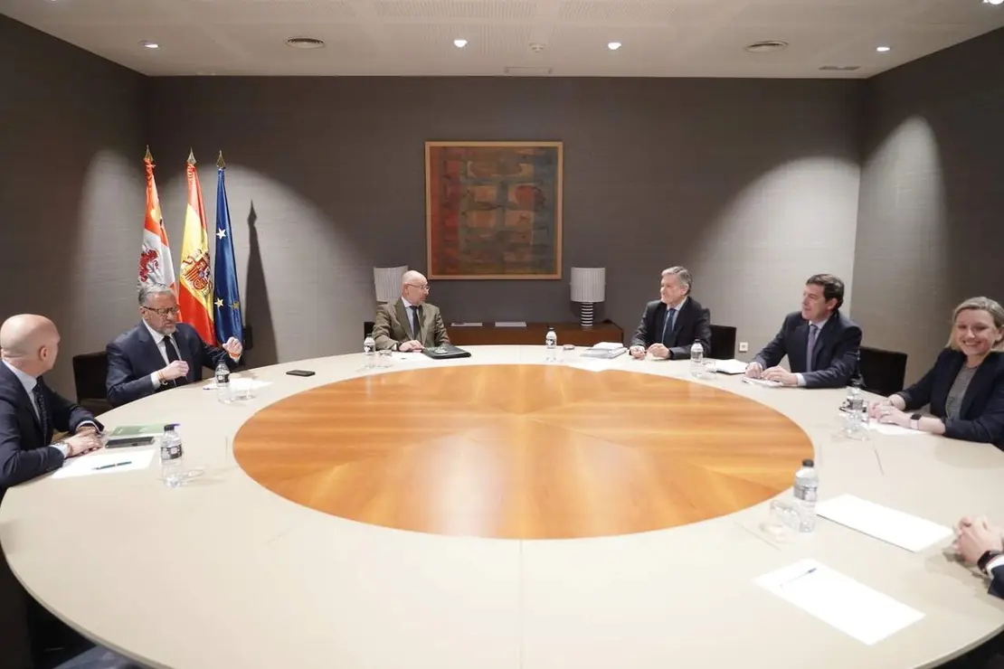 El presidente del PP de Castilla y Le&oacute;n, Alfonso Fern&aacute;ndez Ma&ntilde;ueco, acompa&ntilde;ado por miembros de su formaci&oacute;n, se re&uacute;ne con el candidato de Vox, Carlos Poll&aacute;n, y otros dirigentes de este partido, tras las pasadas elecciones auton&oacute;micas.