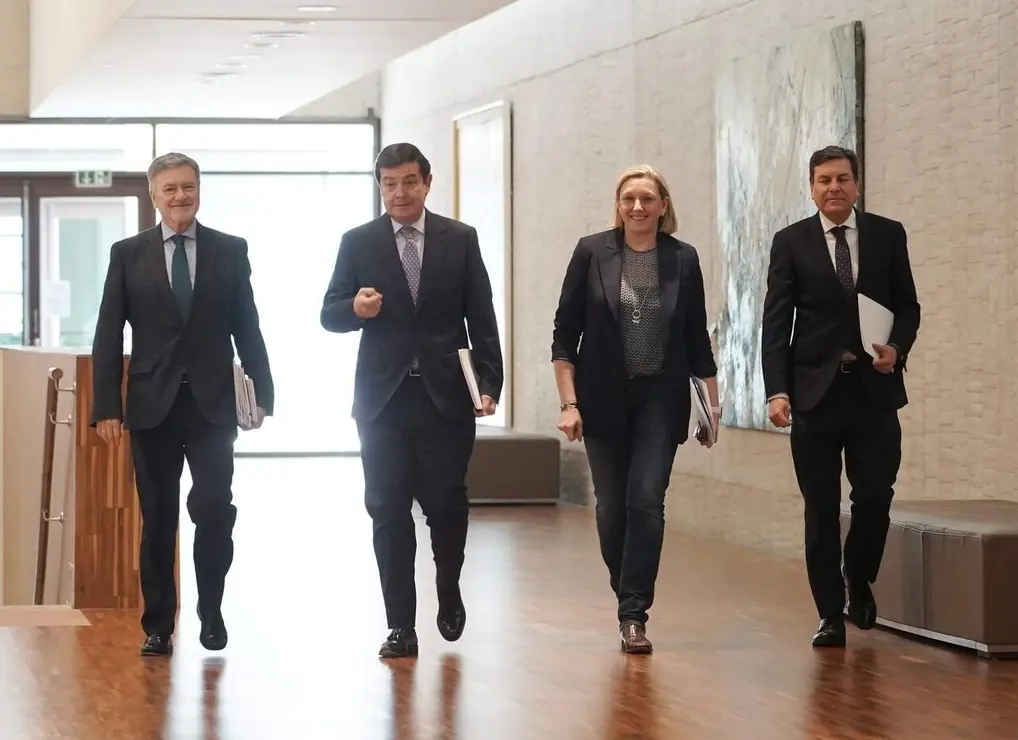 El presidente del PP de Castilla y Le&oacute;n, Alfonso Fern&aacute;ndez Ma&ntilde;ueco, acompa&ntilde;ado por miembros de su formaci&oacute;n, se re&uacute;ne con el candidato de Vox, Carlos Poll&aacute;n, y otros dirigentes de este partido, tras las pasadas elecciones auton&oacute;micas.