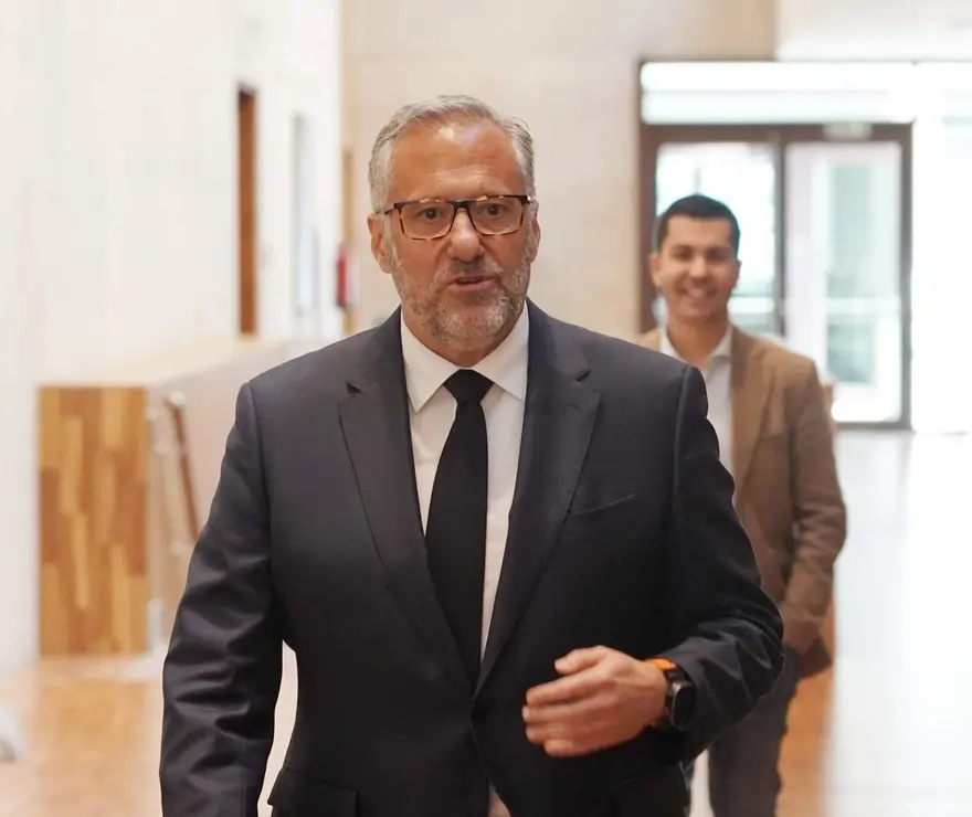 El presidente del PP de Castilla y Le&oacute;n, Alfonso Fern&aacute;ndez Ma&ntilde;ueco, acompa&ntilde;ado por miembros de su formaci&oacute;n, se re&uacute;ne con el candidato de Vox, Carlos Poll&aacute;n, y otros dirigentes de este partido, tras las pasadas elecciones auton&oacute;micas.