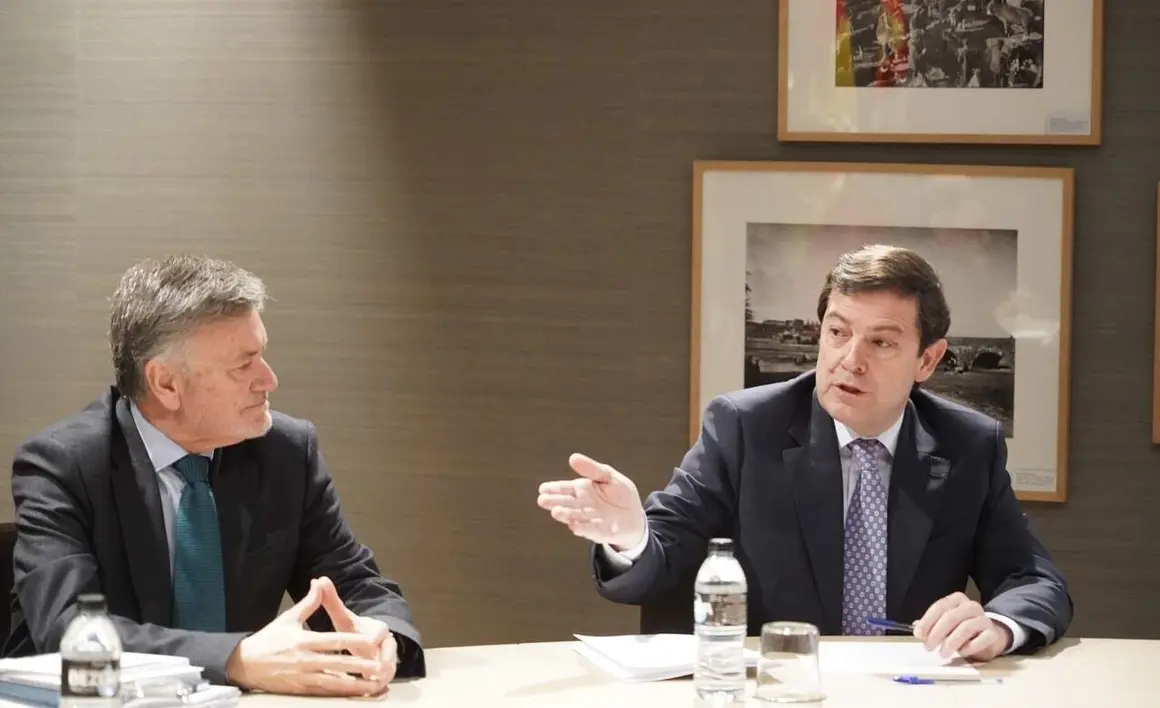 El presidente del PP de Castilla y Le&oacute;n, Alfonso Fern&aacute;ndez Ma&ntilde;ueco, acompa&ntilde;ado por miembros de su formaci&oacute;n, se re&uacute;ne con el candidato de Vox, Carlos Poll&aacute;n, y otros dirigentes de este partido, tras las pasadas elecciones auton&oacute;micas.