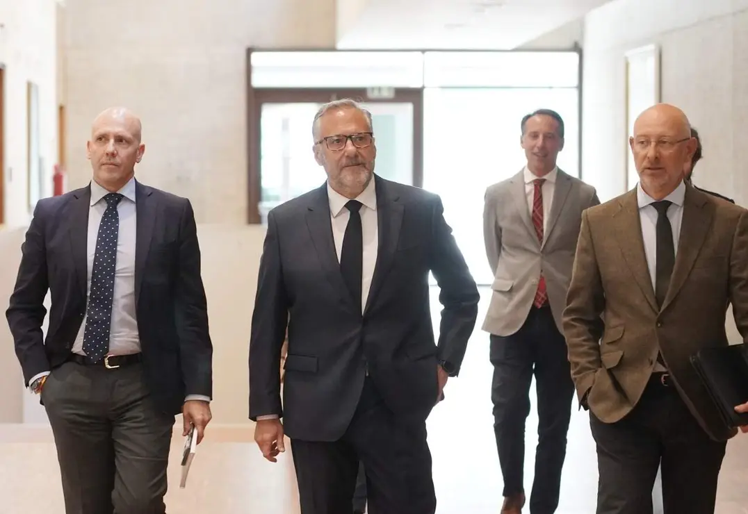 El presidente del PP de Castilla y Le&oacute;n, Alfonso Fern&aacute;ndez Ma&ntilde;ueco, acompa&ntilde;ado por miembros de su formaci&oacute;n, se re&uacute;ne con el candidato de Vox, Carlos Poll&aacute;n, y otros dirigentes de este partido, tras las pasadas elecciones auton&oacute;micas.