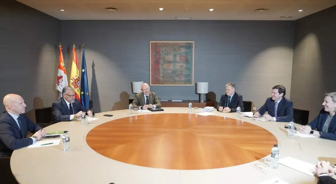 El presidente del PP de Castilla y Le&oacute;n, Alfonso Fern&aacute;ndez Ma&ntilde;ueco, acompa&ntilde;ado por miembros de su formaci&oacute;n, se re&uacute;ne con el candidato de Vox, Carlos Poll&aacute;n, y otros dirigentes de este partido, tras las pasadas elecciones auton&oacute;micas.