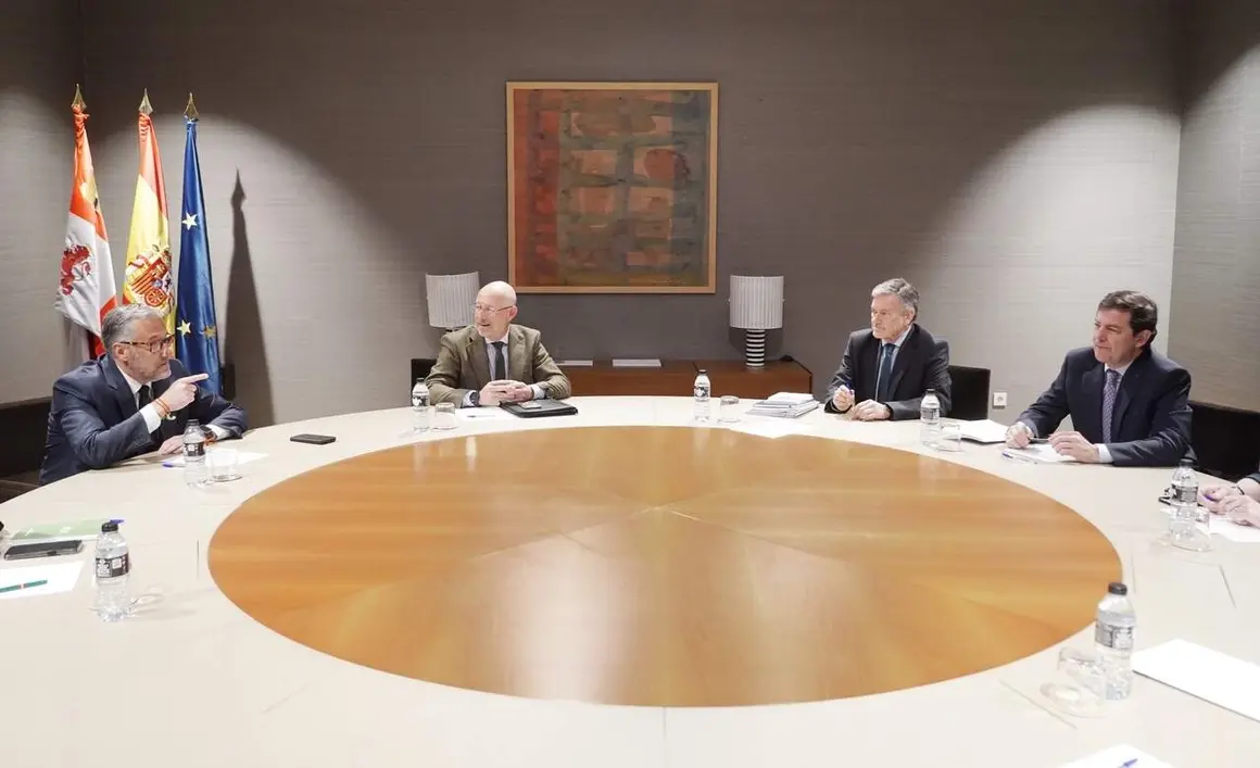 El presidente del PP de Castilla y Le&oacute;n, Alfonso Fern&aacute;ndez Ma&ntilde;ueco, acompa&ntilde;ado por miembros de su formaci&oacute;n, se re&uacute;ne con el candidato de Vox, Carlos Poll&aacute;n, y otros dirigentes de este partido, tras las pasadas elecciones auton&oacute;micas.