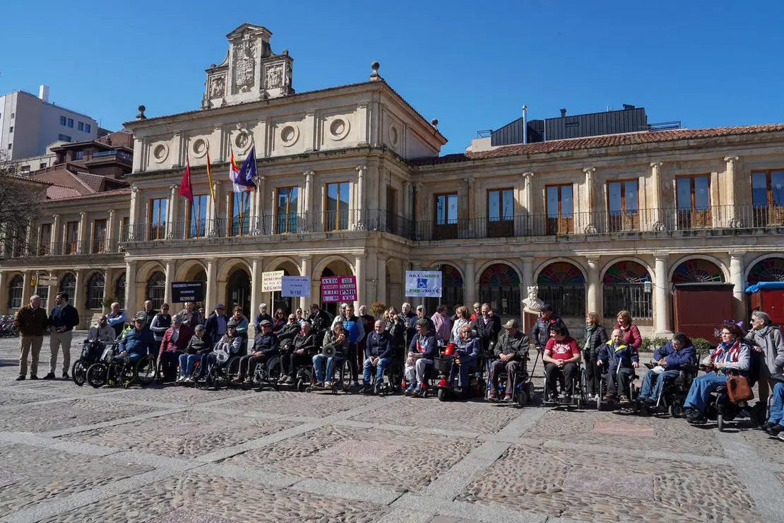 Concentraci&oacute;n convocada para solicitar al Ayuntamiento de Le&oacute;n m&aacute;s plazas para personas con movilidad reducida