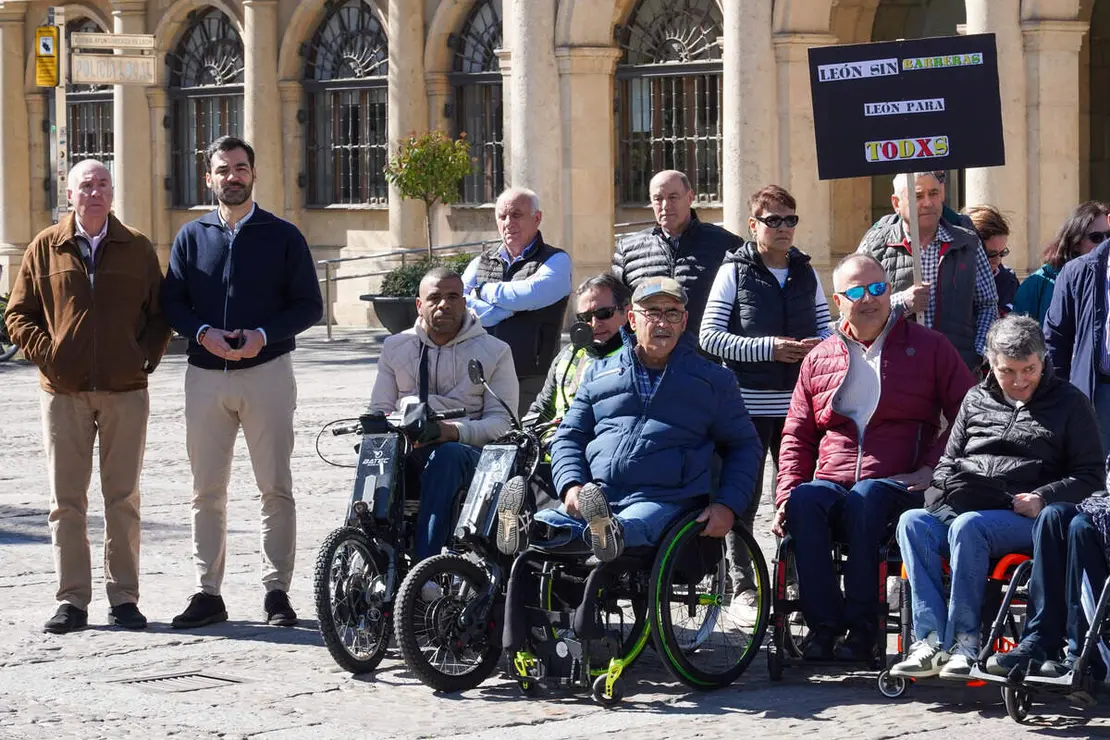 Concentraci&oacute;n convocada para solicitar al Ayuntamiento de Le&oacute;n m&aacute;s plazas para personas con movilidad reducida