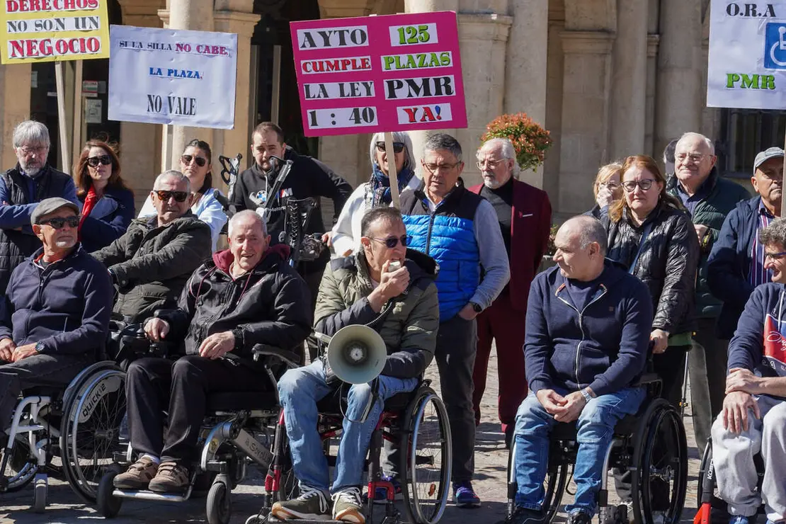 Concentraci&oacute;n convocada para solicitar al Ayuntamiento de Le&oacute;n m&aacute;s plazas para personas con movilidad reducida